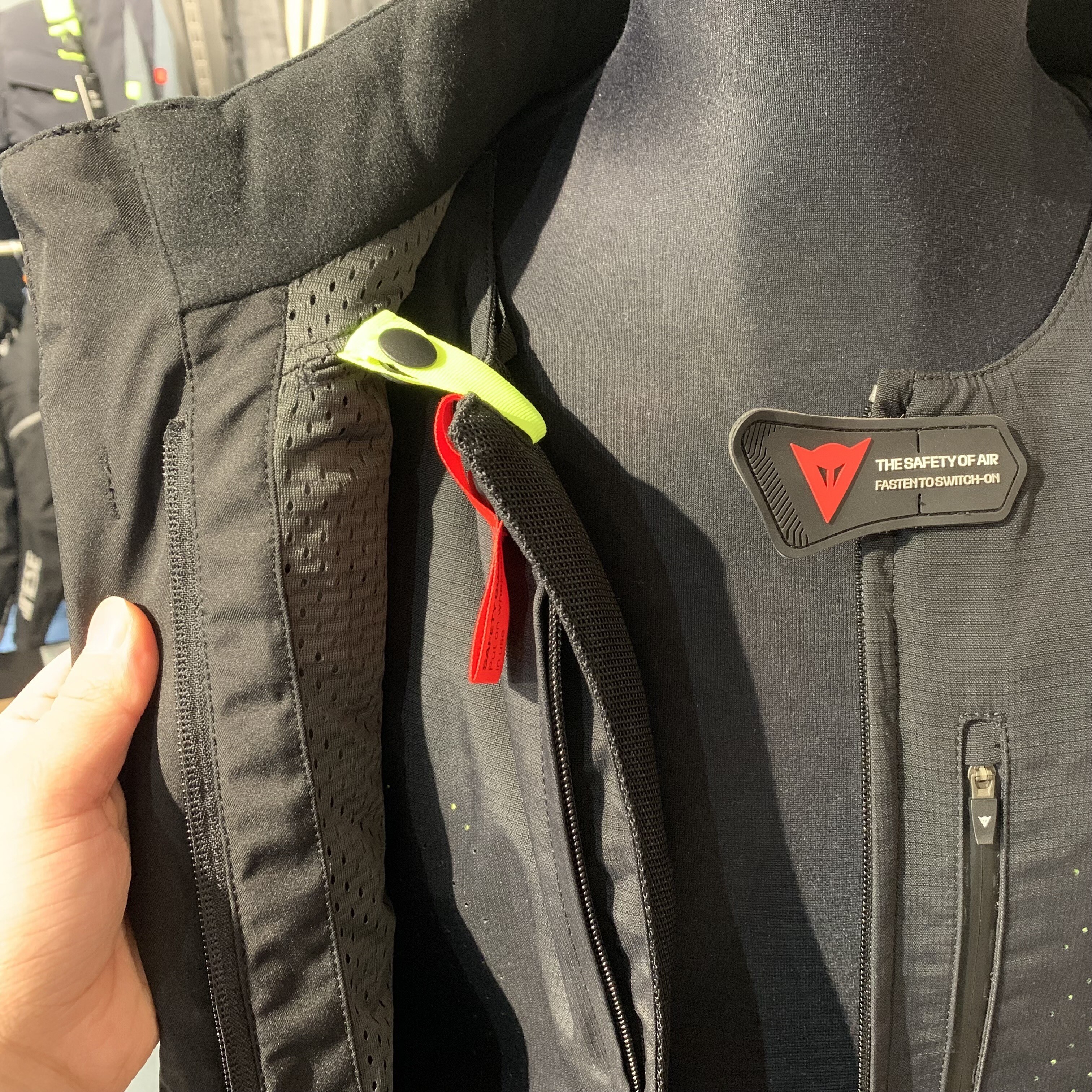 長距離ツーリングを安全かつ快適に！MANGEN ABSØLUTESHELL PRO JACKET