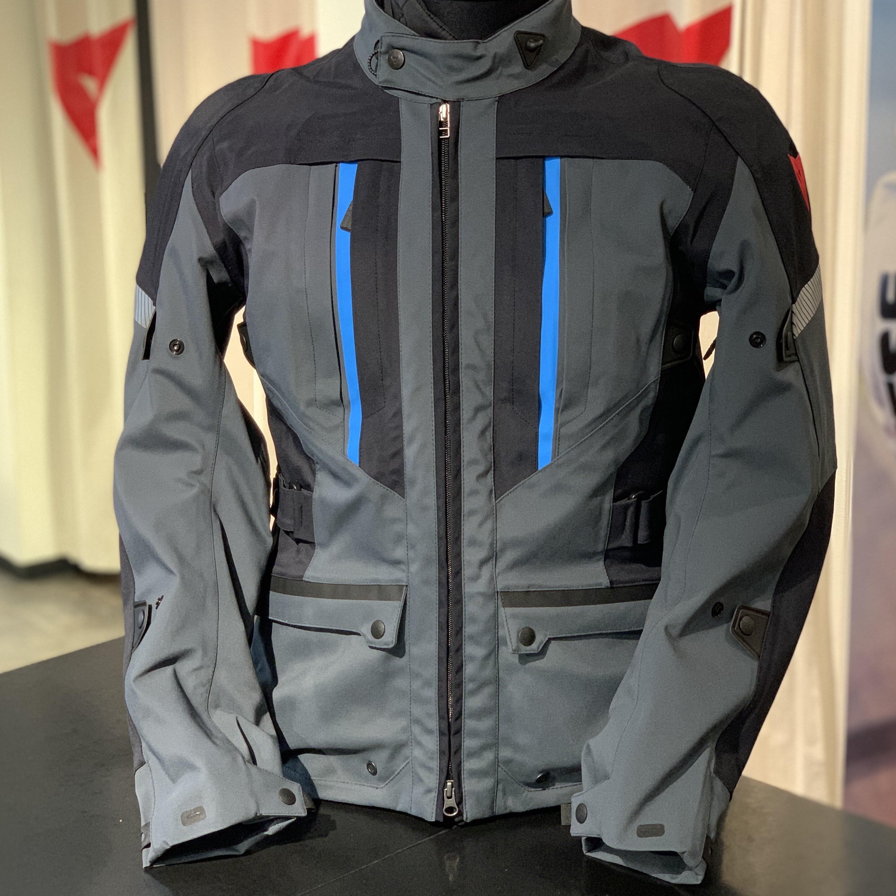 長距離ツーリングを安全かつ快適に！MANGEN ABSØLUTESHELL PRO JACKET