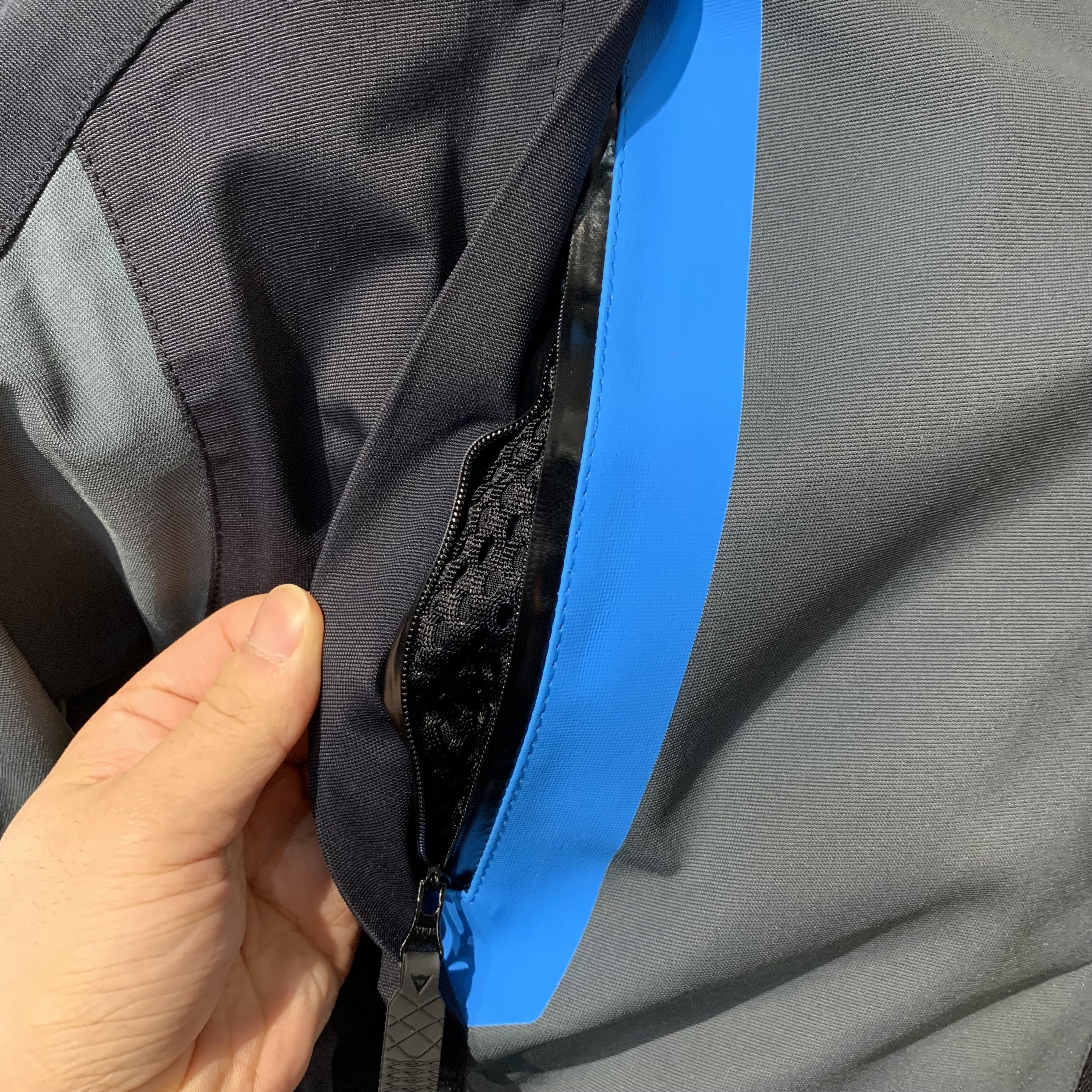長距離ツーリングを安全かつ快適に！MANGEN ABSØLUTESHELL PRO JACKET