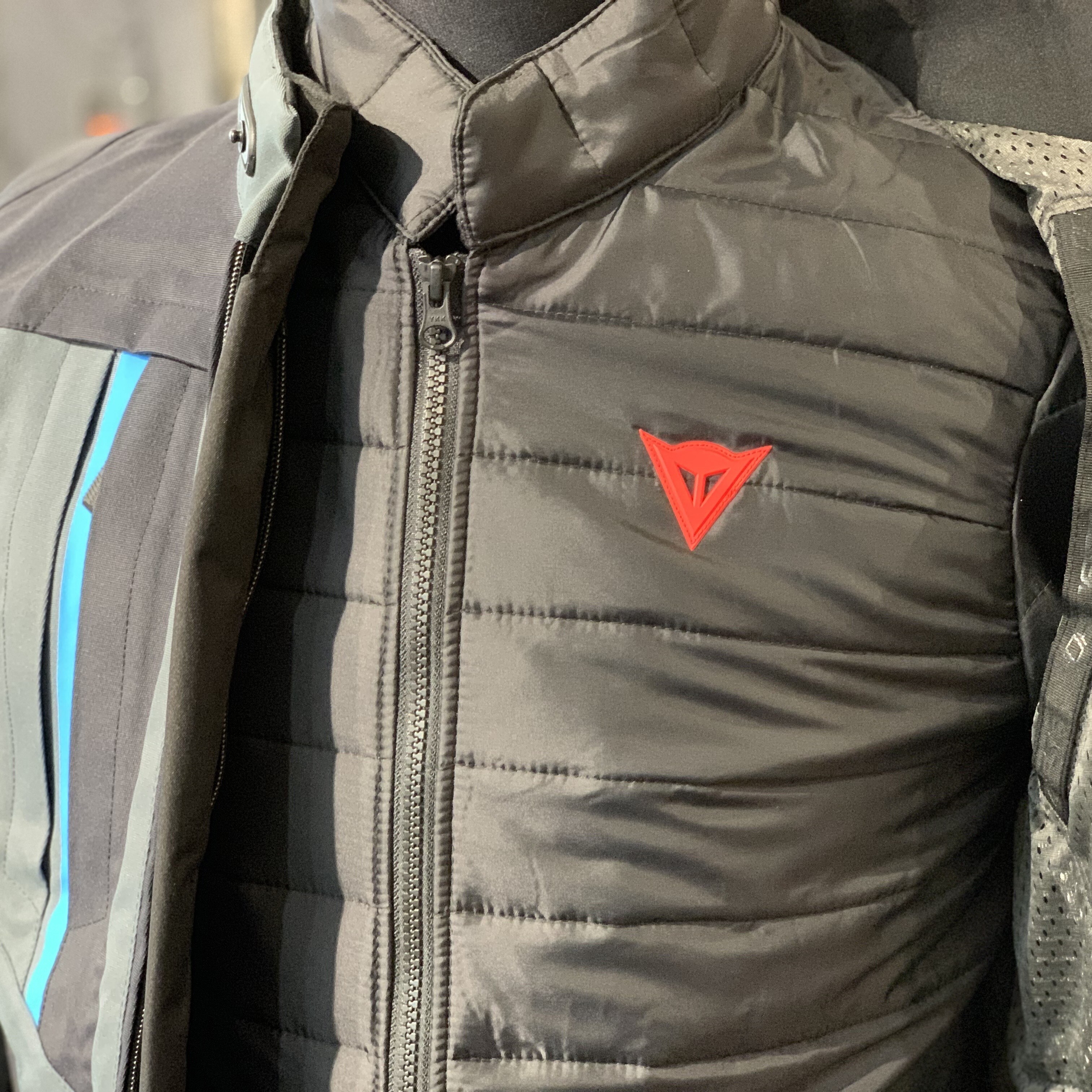 長距離ツーリングを安全かつ快適に！MANGEN ABSØLUTESHELL PRO JACKET