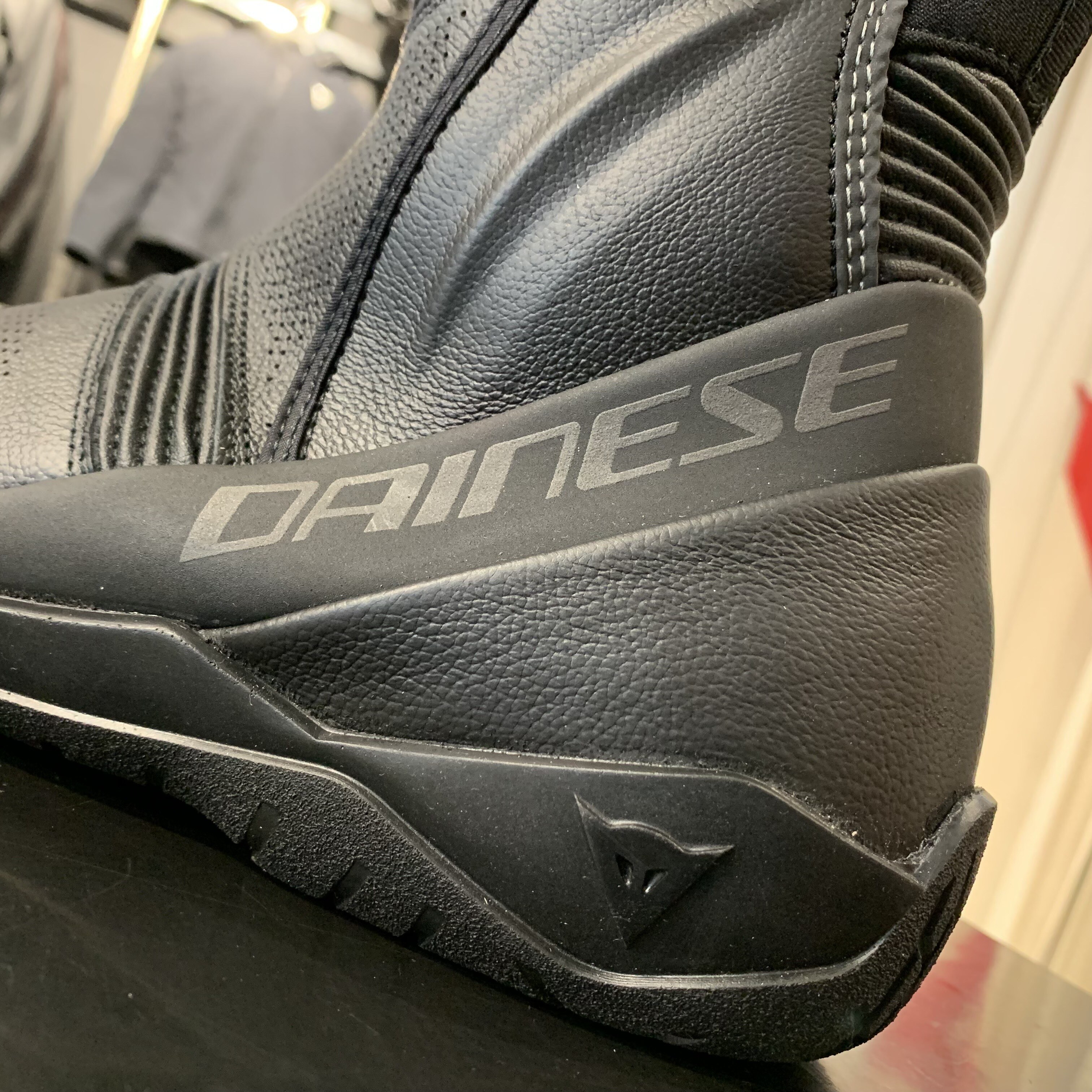 上質な牛革を採用した快適性抜群のブーツ