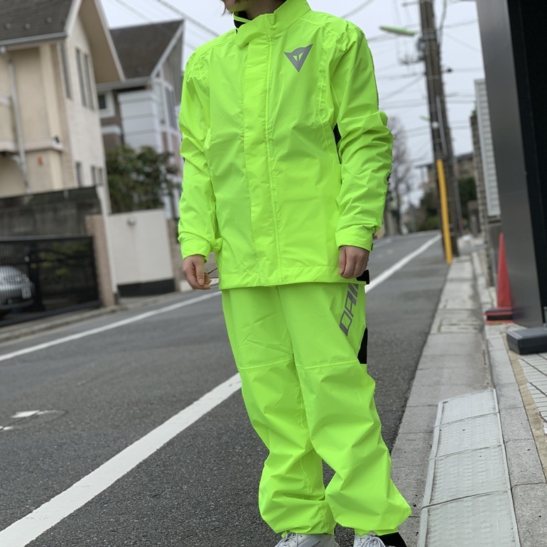 急な雨からライダーを守る。ツーリングに必携のレインウェアで快適な走りを