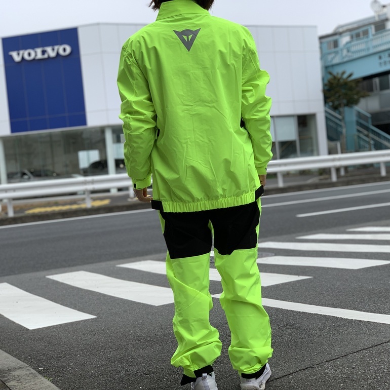急な雨からライダーを守る。ツーリングに必携のレインウェアで快適な走りを