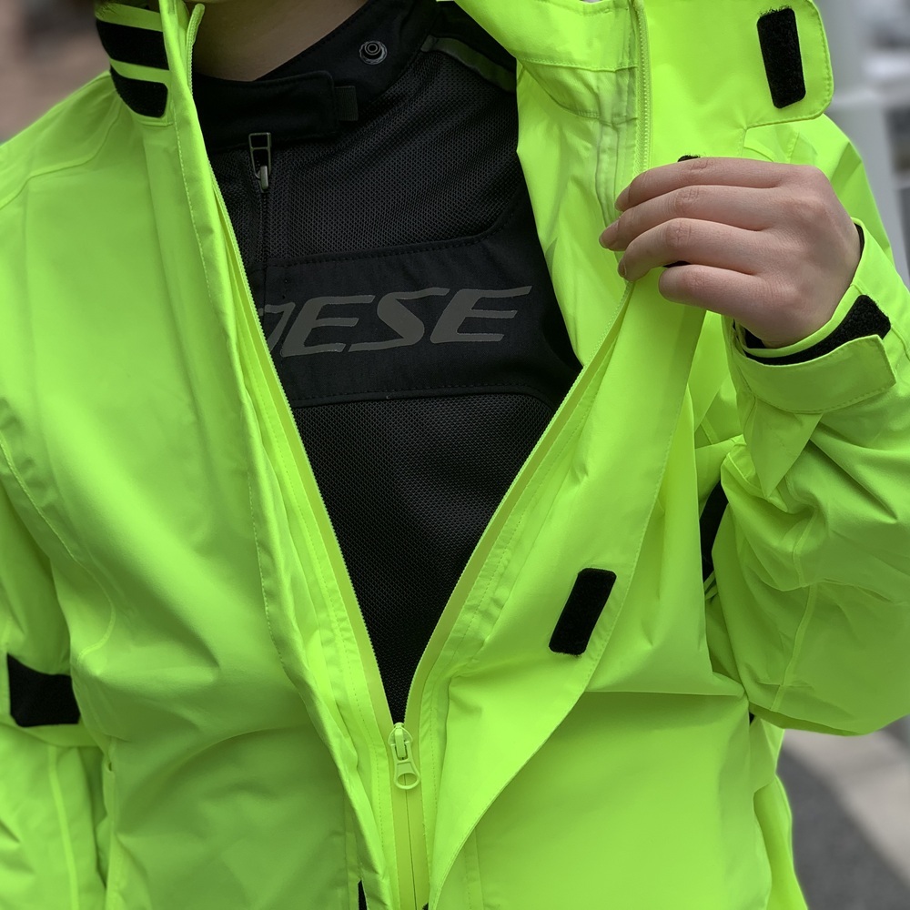 急な雨からライダーを守る。ツーリングに必携のレインウェアで快適な走りを