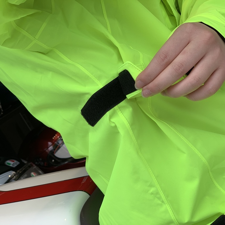 急な雨からライダーを守る。ツーリングに必携のレインウェアで快適な走りを
