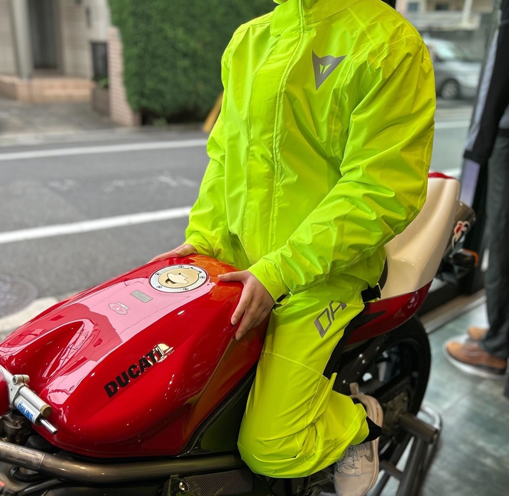急な雨からライダーを守る。ツーリングに必携のレインウェアで快適な走りを