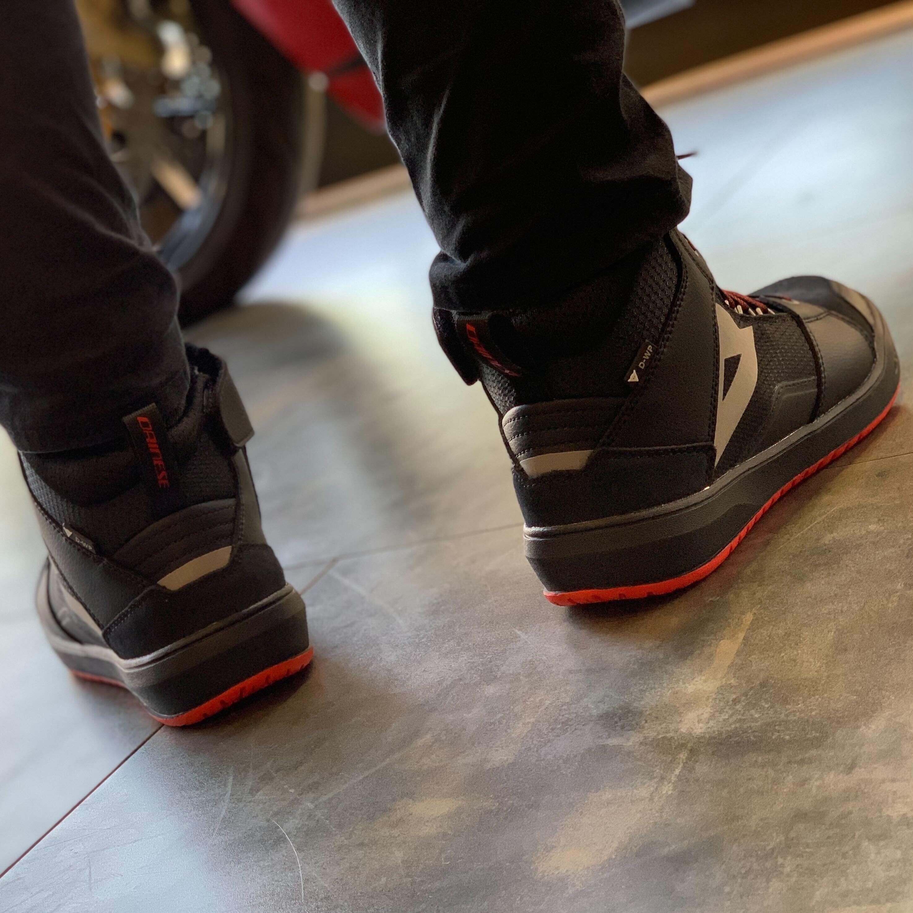 素早く、快適に、スマートに。 サイドジッパーを採用したSUBURB ZIP UP