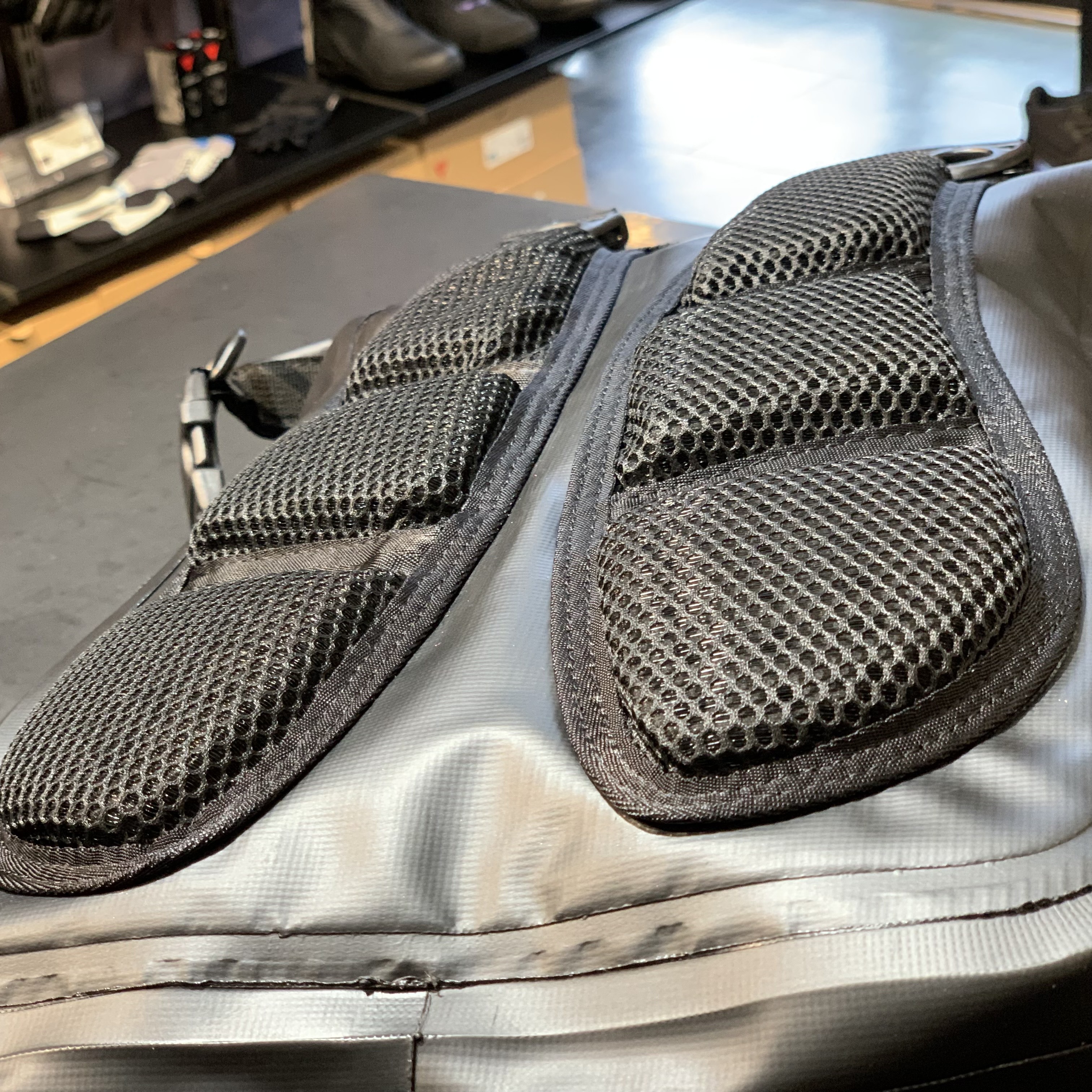 ツーリングと日常を支える防水バックパック EXPLORER WP BACKPACK 15L