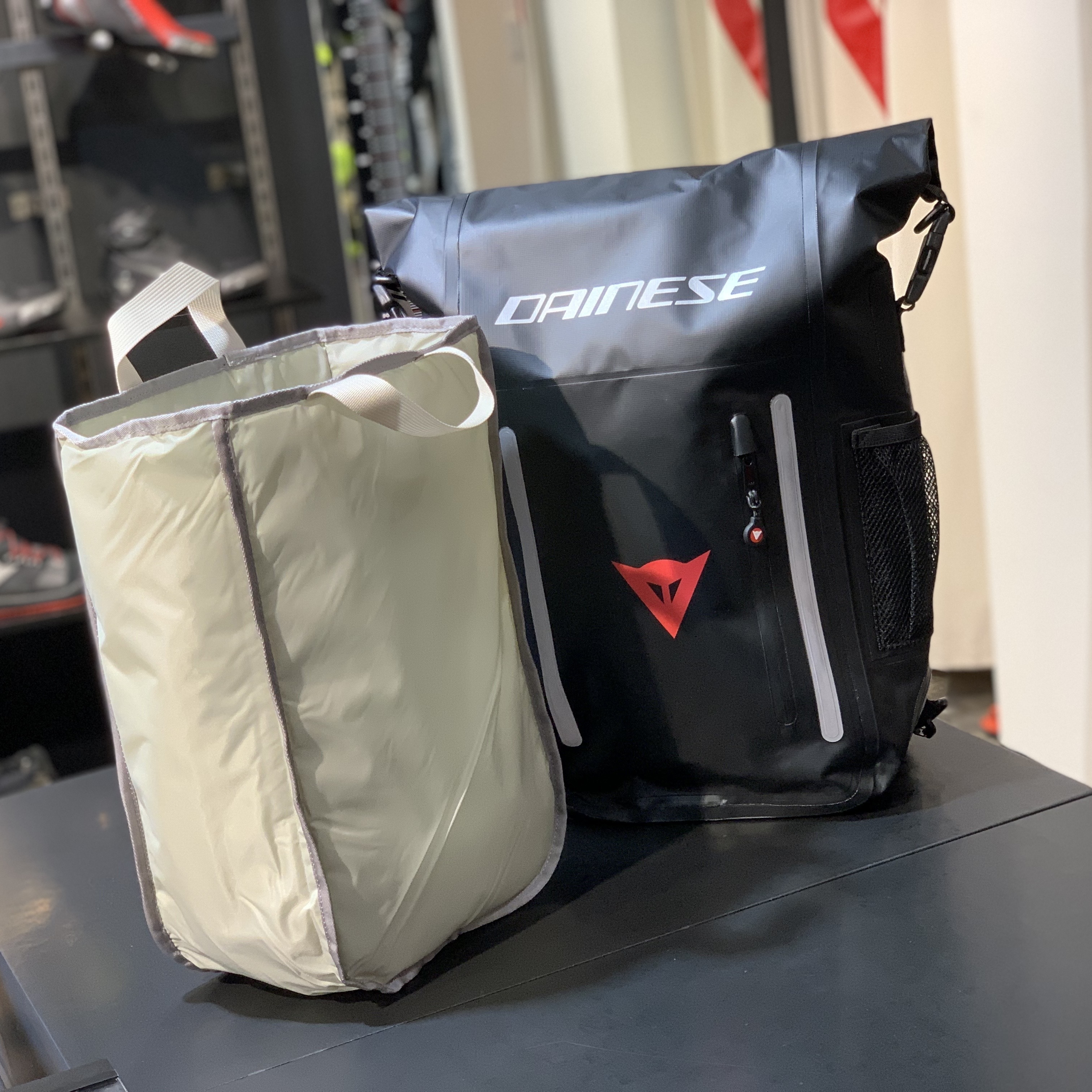 ツーリングと日常を支える防水バックパック EXPLORER WP BACKPACK 15L