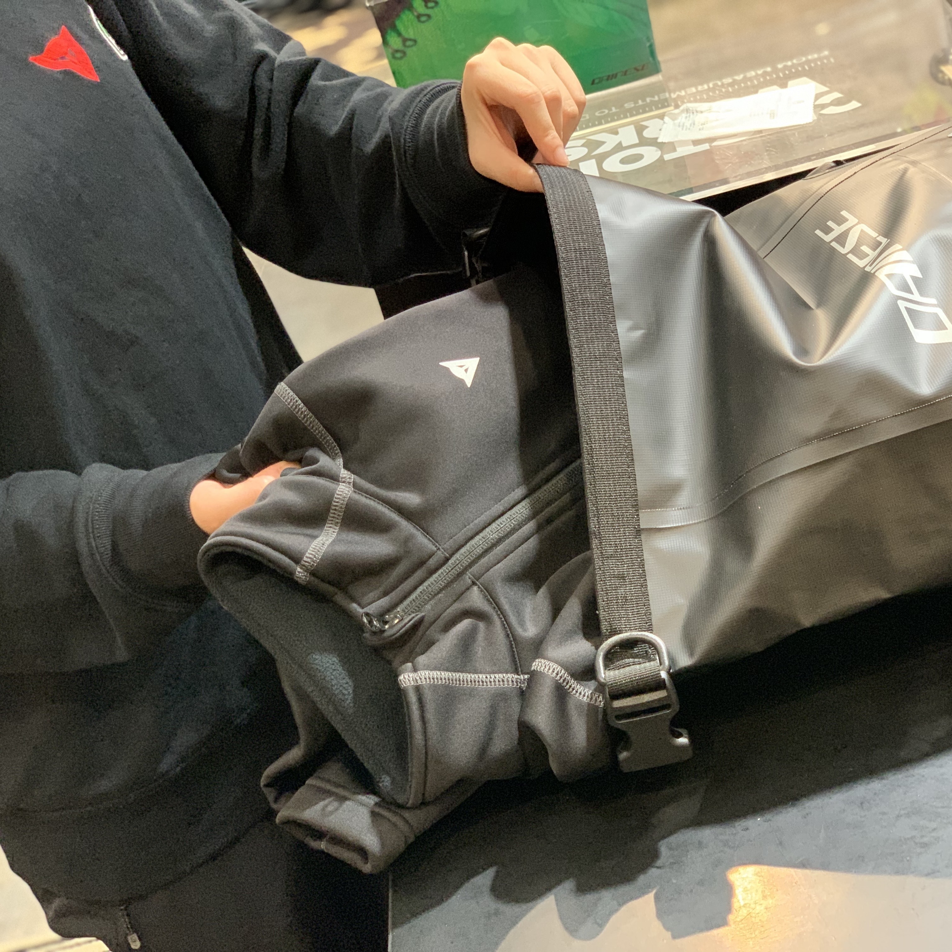 ツーリングと日常を支える防水バックパック EXPLORER WP BACKPACK 15L