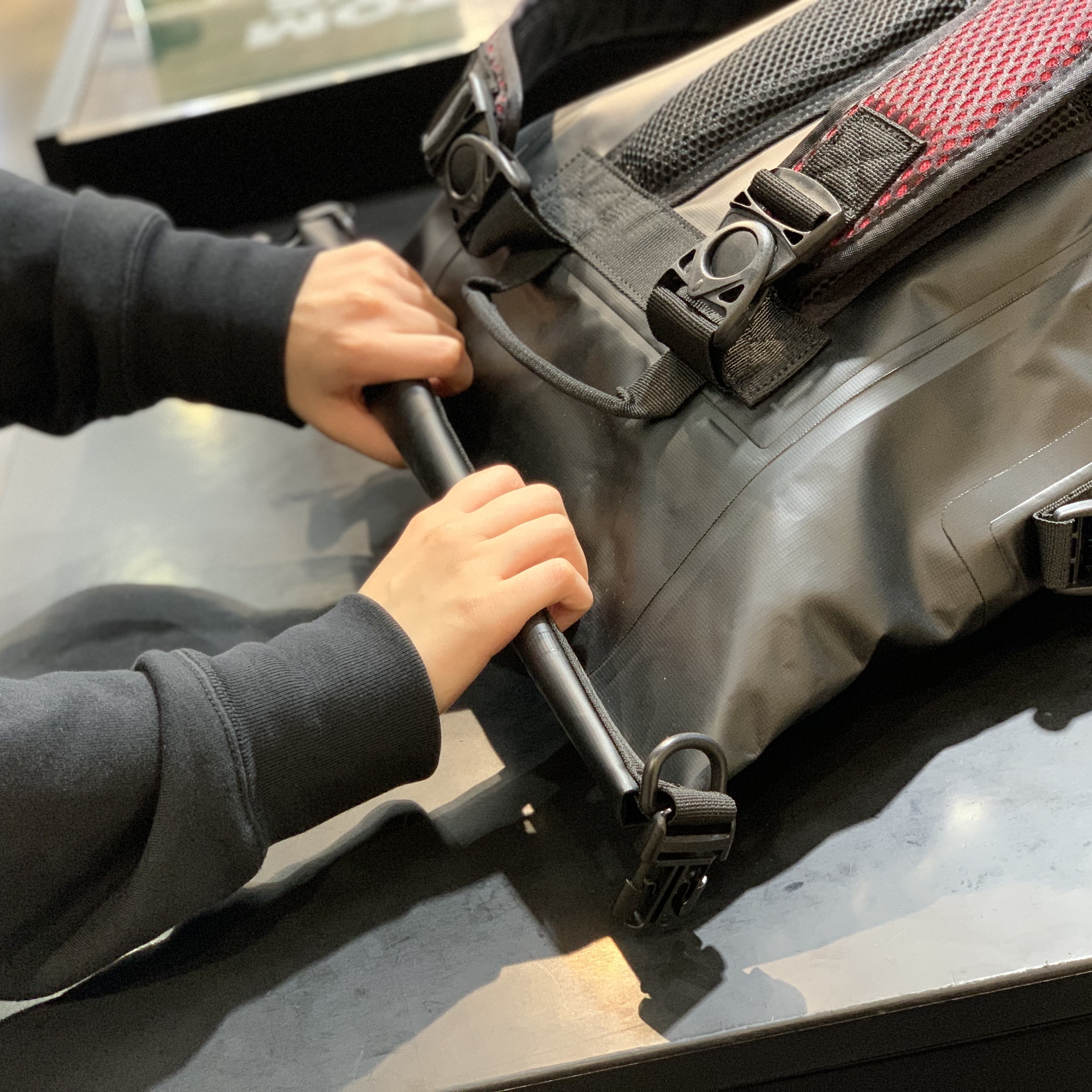 ツーリングと日常を支える防水バックパック EXPLORER WP BACKPACK 15L