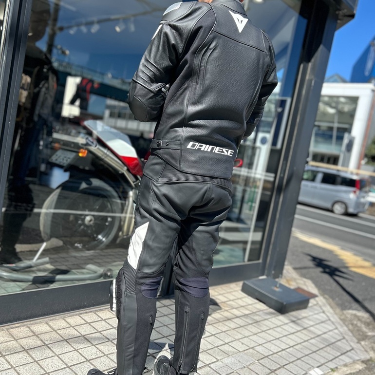 静謐なミニマリズムに宿る、革新的な通気性。ESSENTIAL 2 PERF LEATHER