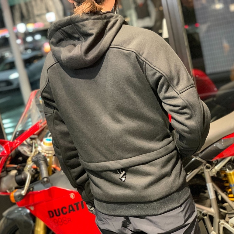 都市の風景に溶け込む新作レディースジャケット 