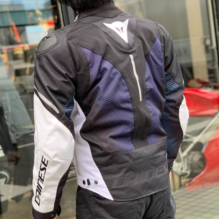 冬の静寂の中で、熱い鼓動を。 新作ジャケットSUPER SPRINT D-DRY