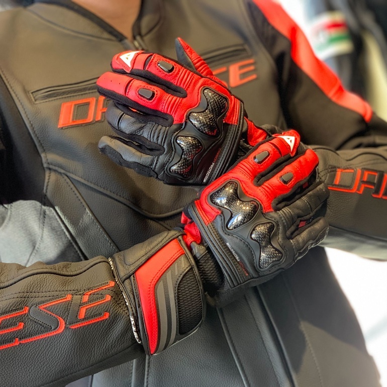 安全性と自由度の完璧な調和。新作ロングレザーグローブ