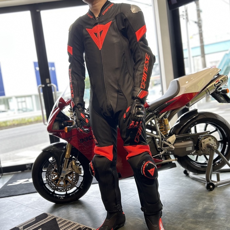 サーキットでの妥協なきフィッティングを追求｜最新レーシングスーツ