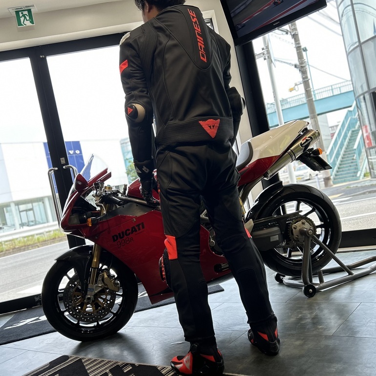 サーキットでの妥協なきフィッティングを追求｜最新レーシングスーツ