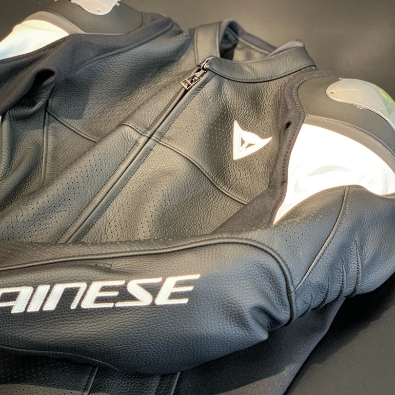 静謐なミニマリズムに宿る、革新的な通気性。ESSENTIAL 2 PERF LEATHER