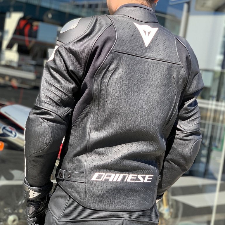静謐なミニマリズムに宿る、革新的な通気性。ESSENTIAL 2 PERF LEATHER
