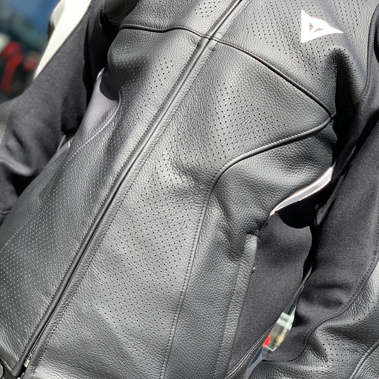 静謐なミニマリズムに宿る、革新的な通気性。ESSENTIAL 2 PERF LEATHER