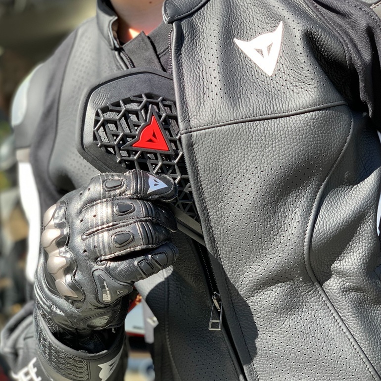 静謐なミニマリズムに宿る、革新的な通気性。ESSENTIAL 2 PERF LEATHER