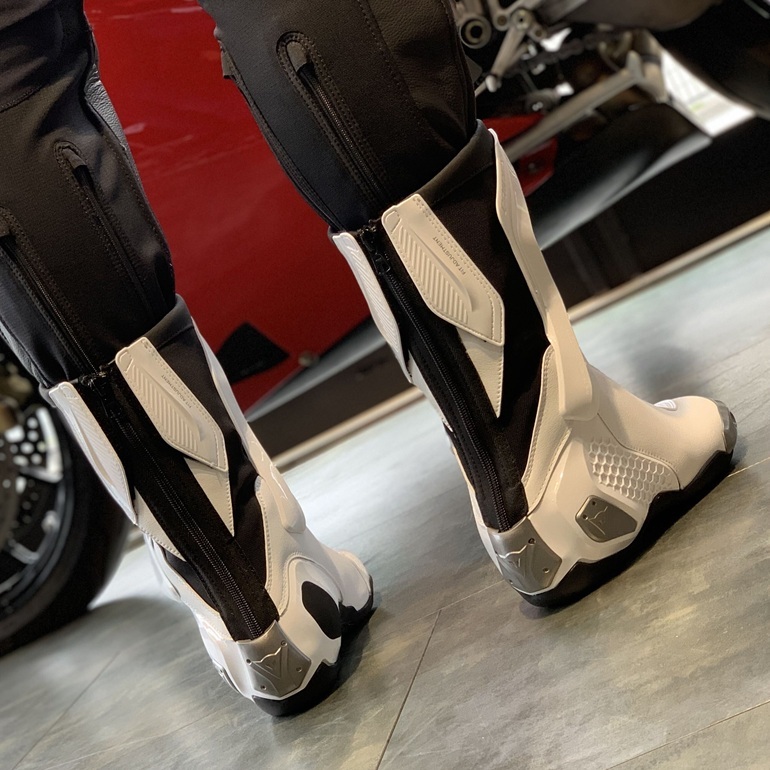 誰もが目を奪われる圧倒的な美しさ 常識を覆す待望のTORQUE 4 BOOTSの