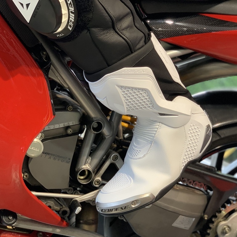 誰もが目を奪われる圧倒的な美しさ 常識を覆す待望のTORQUE 4 BOOTSの