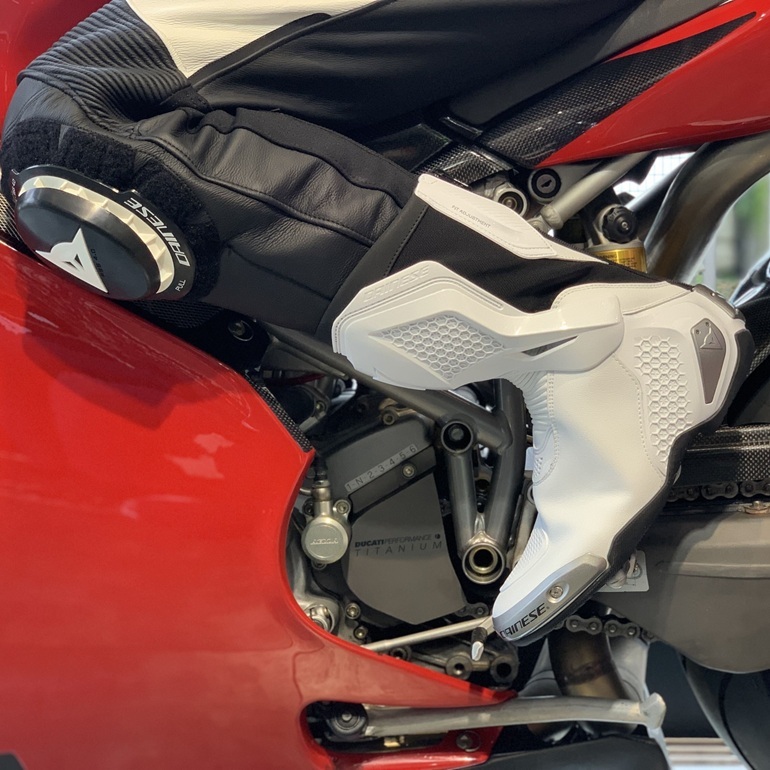 誰もが目を奪われる圧倒的な美しさ 常識を覆す待望のTORQUE 4 BOOTSの