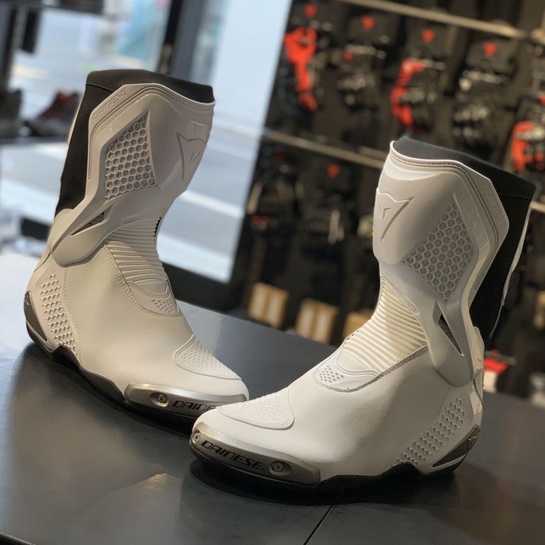 タイフーン14ポンド 誰もが目を奪われる圧倒的な美しさ 常識を覆す待望のTORQUE 4 BOOTSの