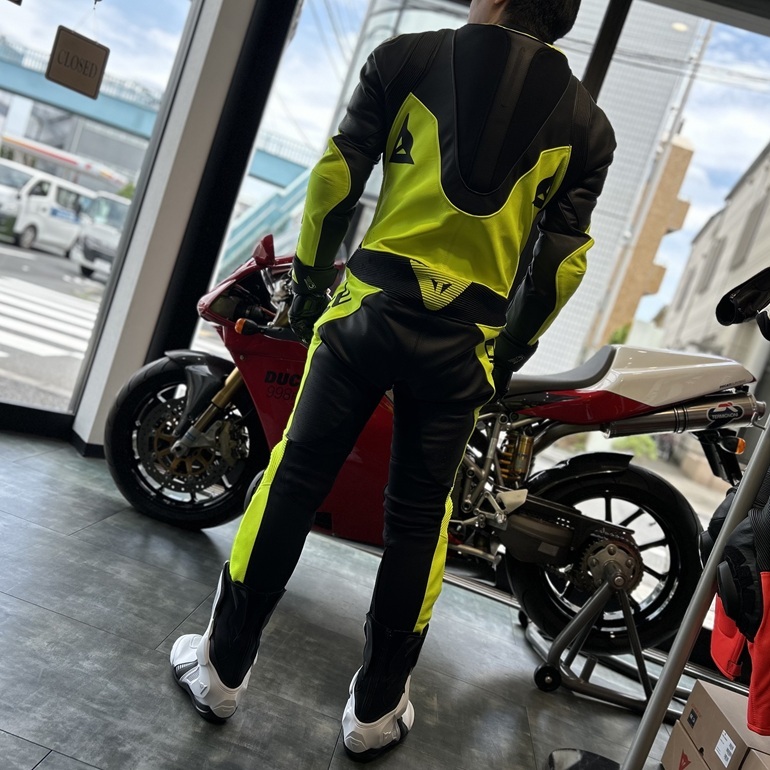 初めてのレーシングスーツに選ぶならこれ！動きやすさと安全性を