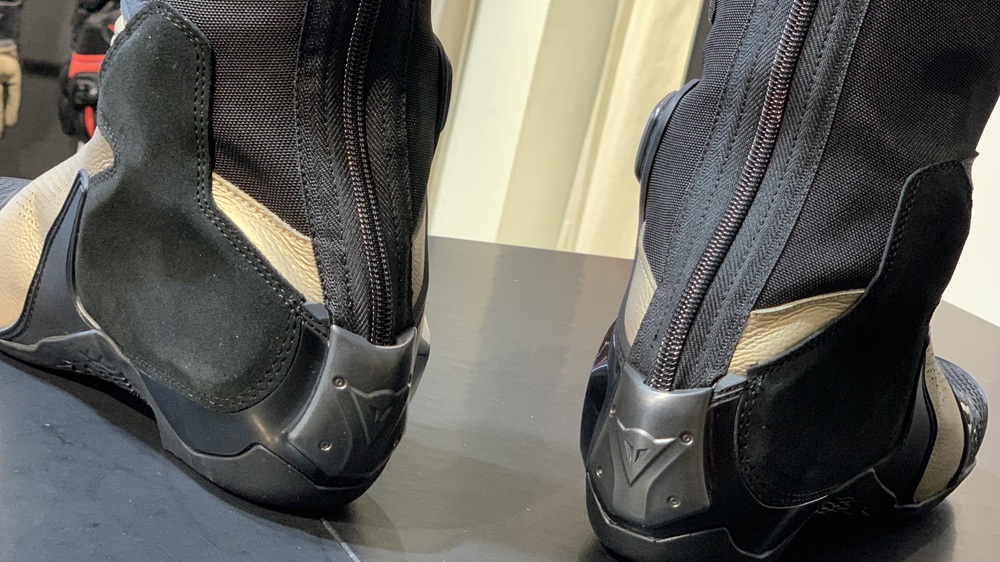 サーキットの視線を釘付けにする圧倒的な統合美 レーシングスーツと