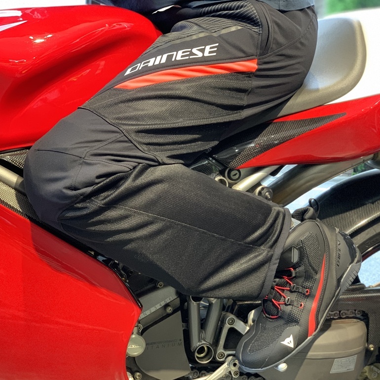 夏のツーリングを劇的に変える機能美。メッシュパンツDRAKE 2 SUPER