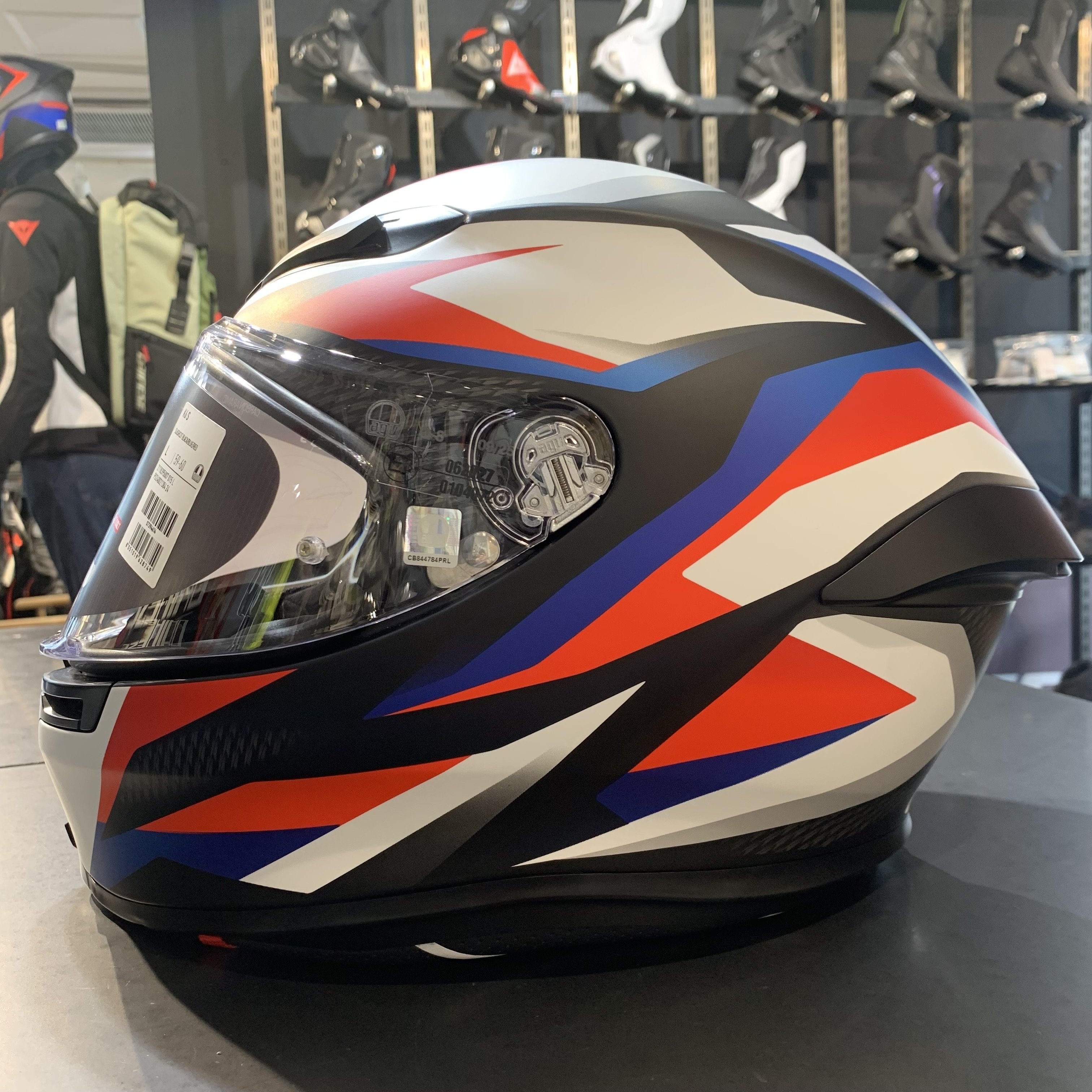 その軽さはバイクライフに革命をもたらす。AGVの最軽量ヘルメット”K6 S