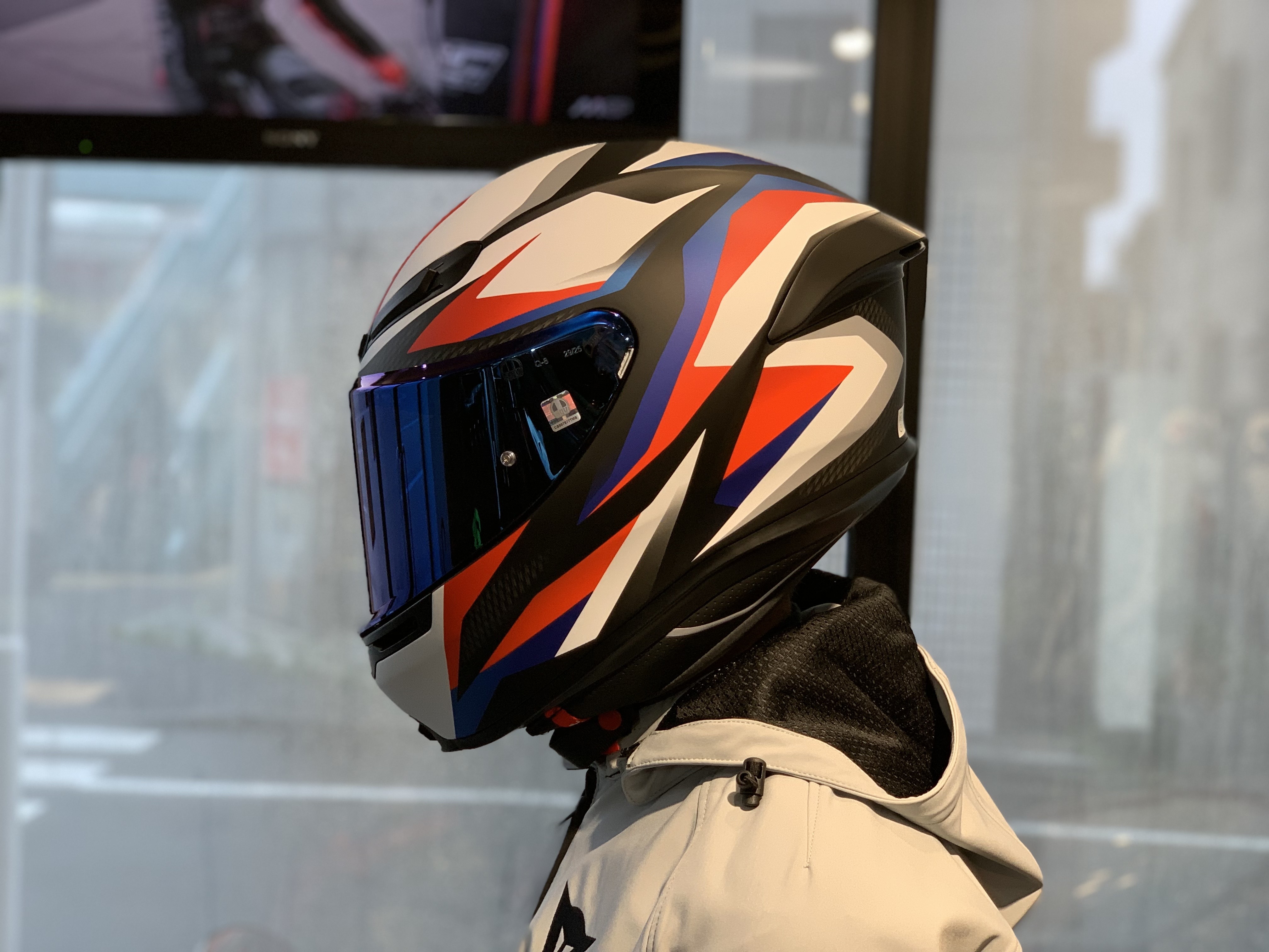 その軽さはバイクライフに革命をもたらす。AGVの最軽量ヘルメット”K6 S