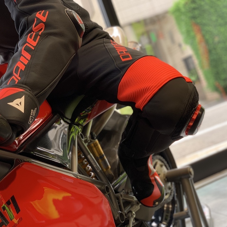 サーキットでの妥協なきフィッティングを追求｜最新レーシングスーツ