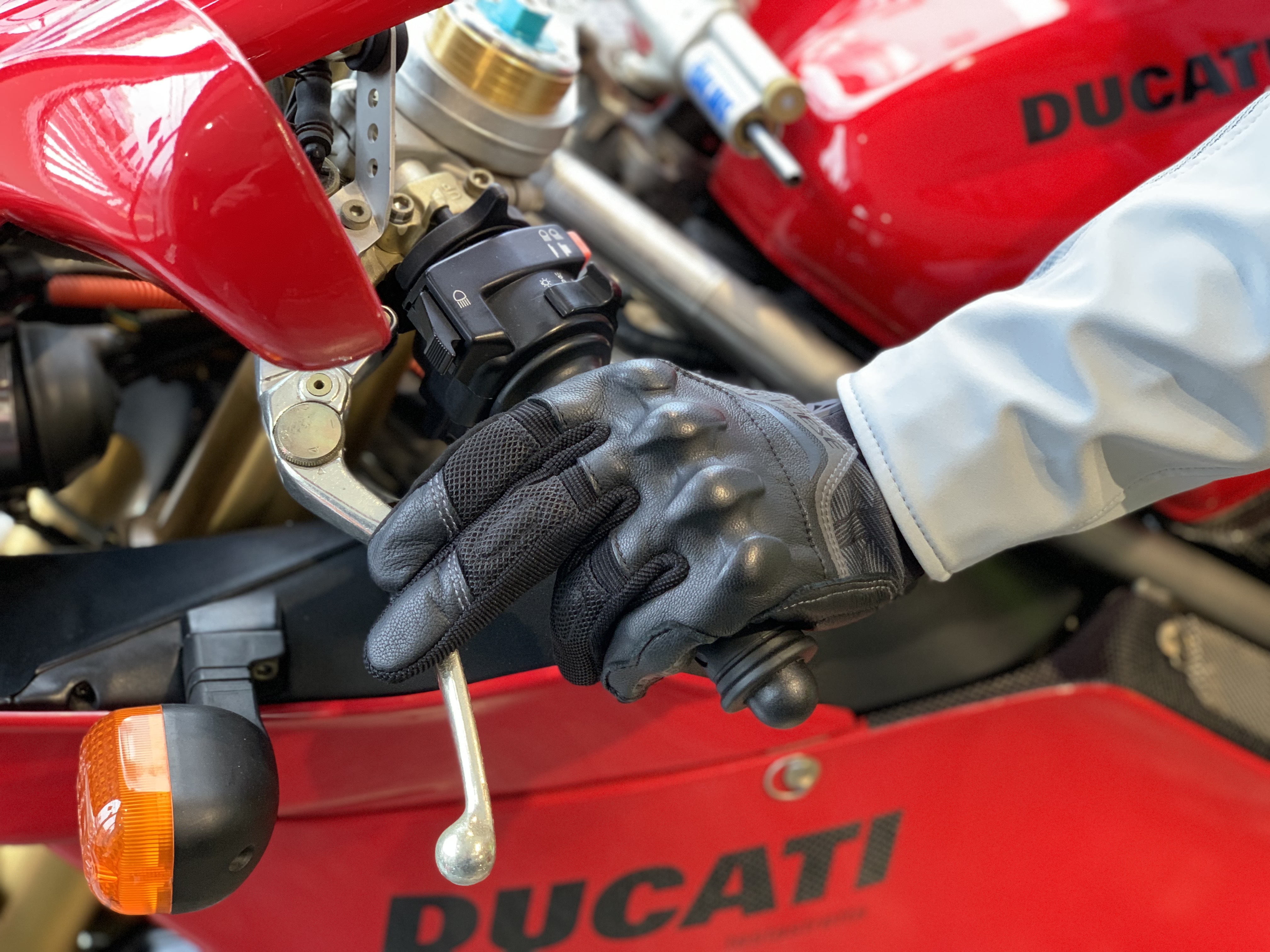 暑さに負けない通気性と安全性。”ERMEX GLOVES”