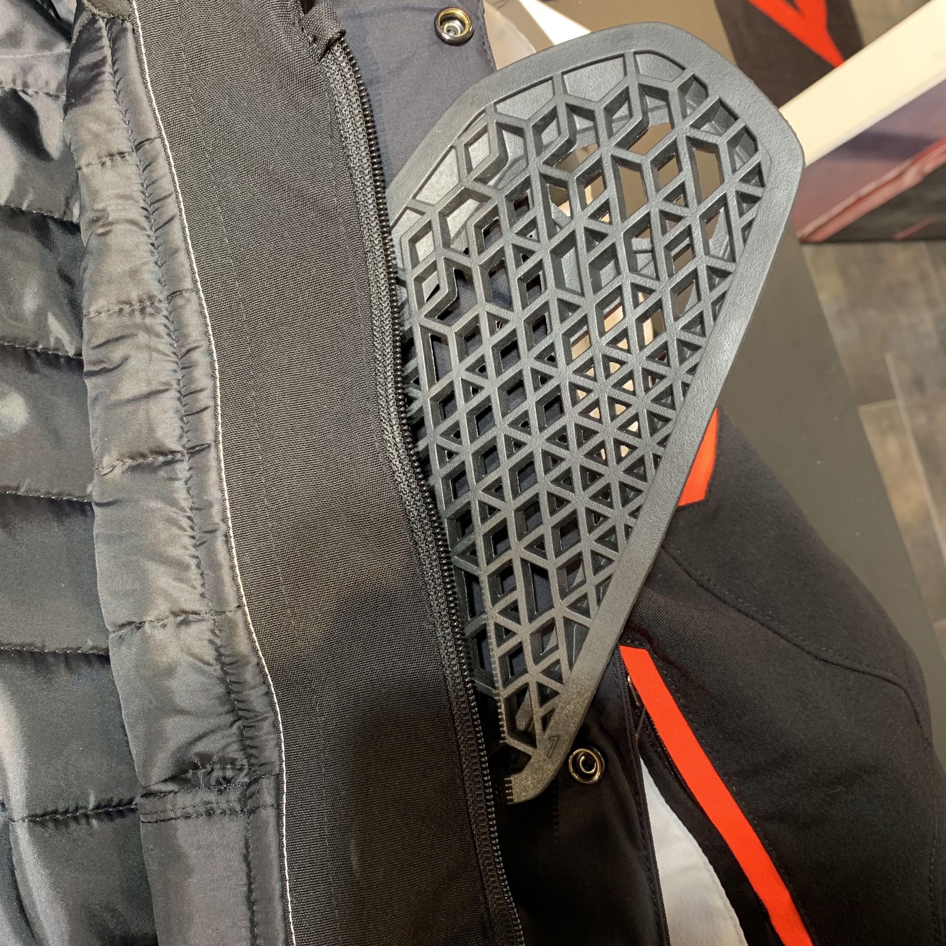 秋冬のライディングに妥協なきスポーティさを。”RACING 3 D-DRY® JACKET”