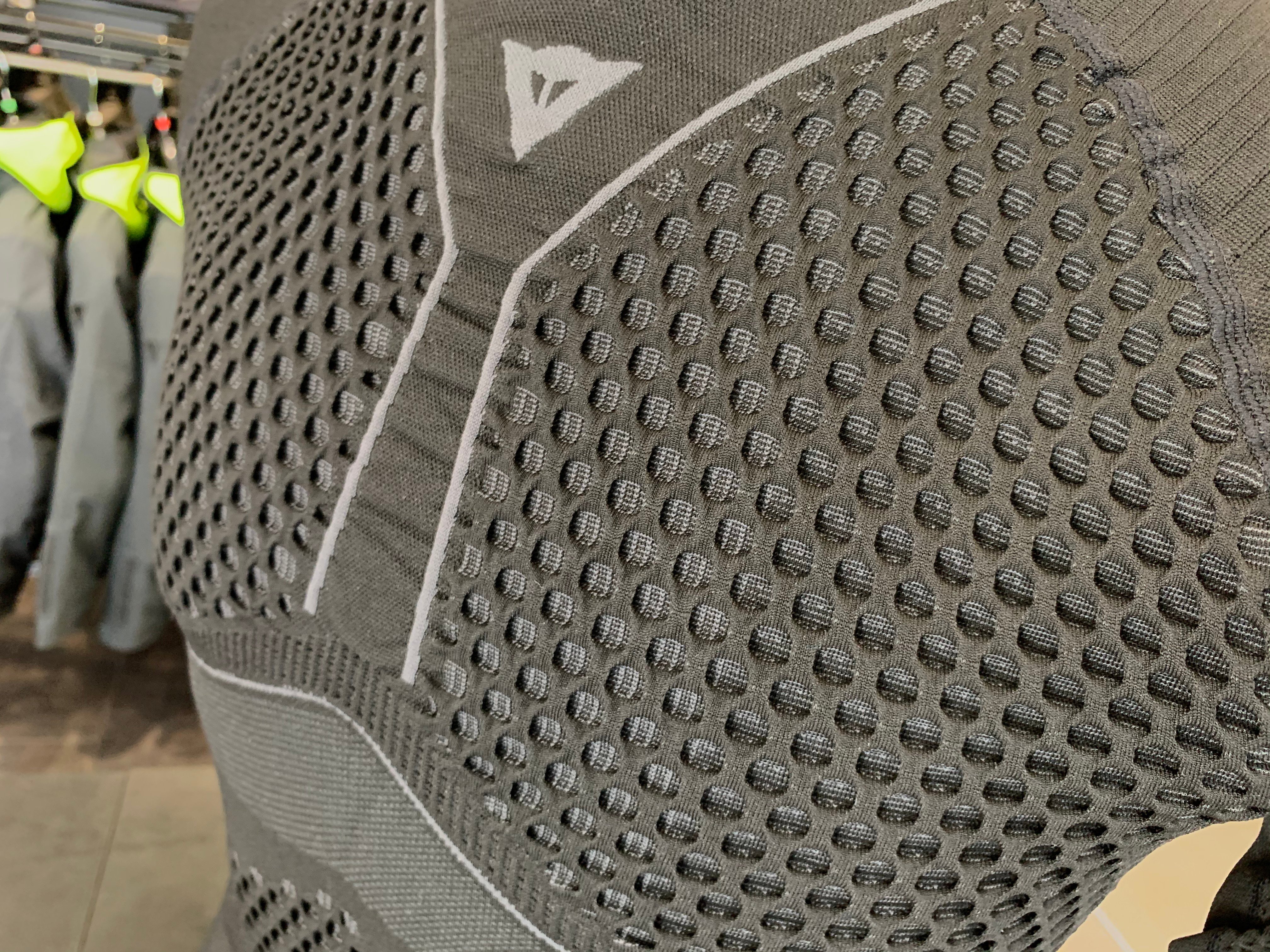 ダイネーゼ D-CORE THERMO ディーコア　サーモ　上下セット 防風×保温】を一着で実現!! ”D-CORE NO WIND THERMO TEE LS” の