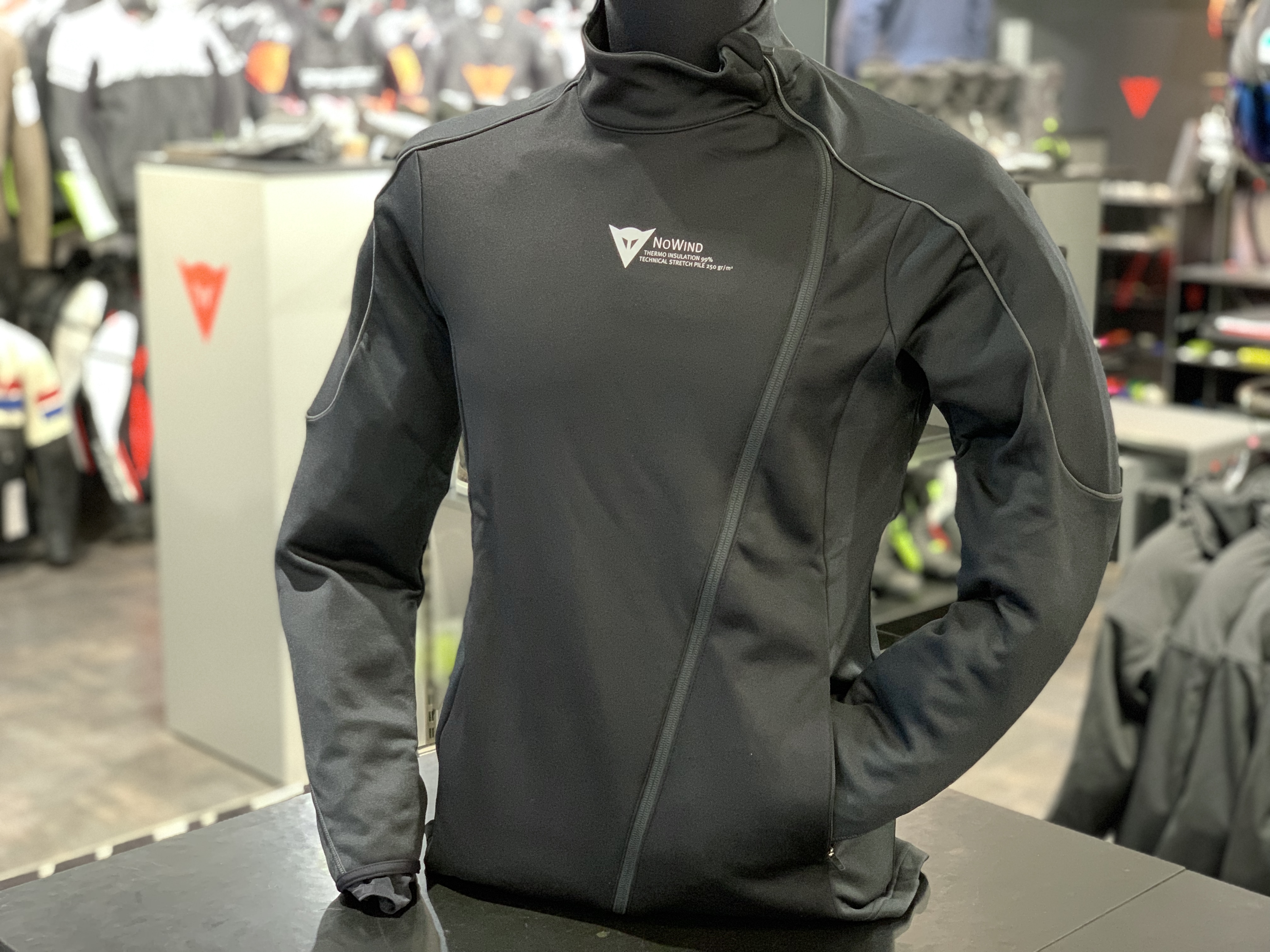 冬のライディングに欠かせない高い保温性を持つテクニカルインナーのご紹介