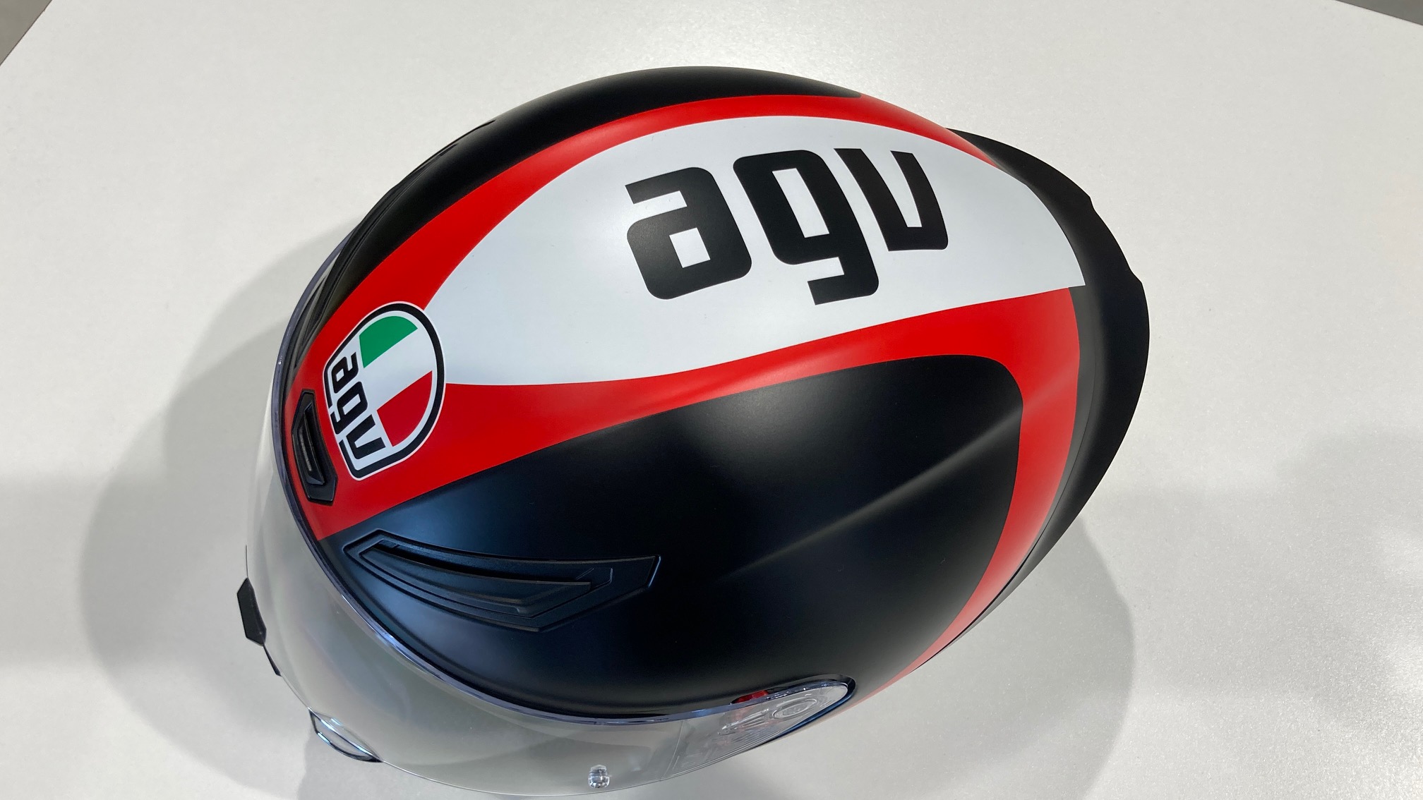 AGV K1】赤を貴重とした新しいカラーが3種類入荷しました