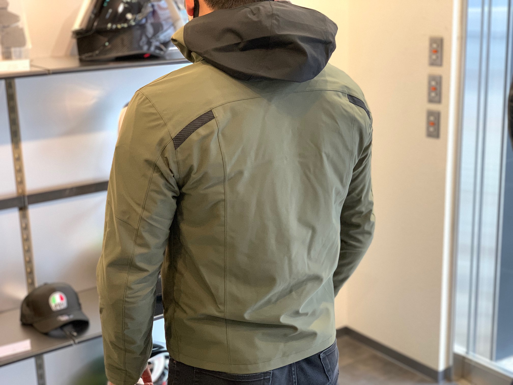 カジュアルなスタイルに最高の利便性を備えたジャケット