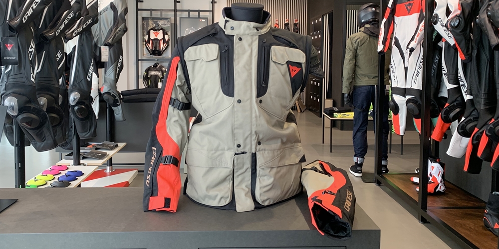 新品未使用 タグ付き】マメクロゴウチ×デザイント オルテライン ジャケット マメ」と「デサント」のコラボ第3弾が発売 水沢ダウンやMA-1など