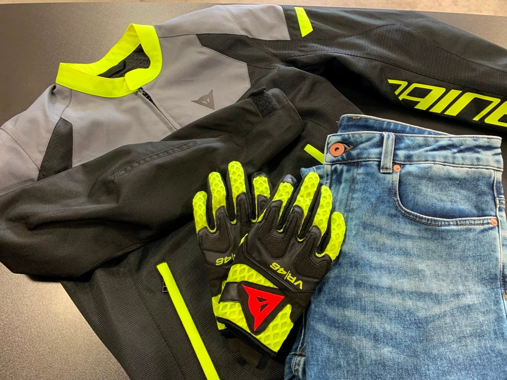 通気性・操作性抜群のメッシュグローブ【VR46 TALENT GLOVES】