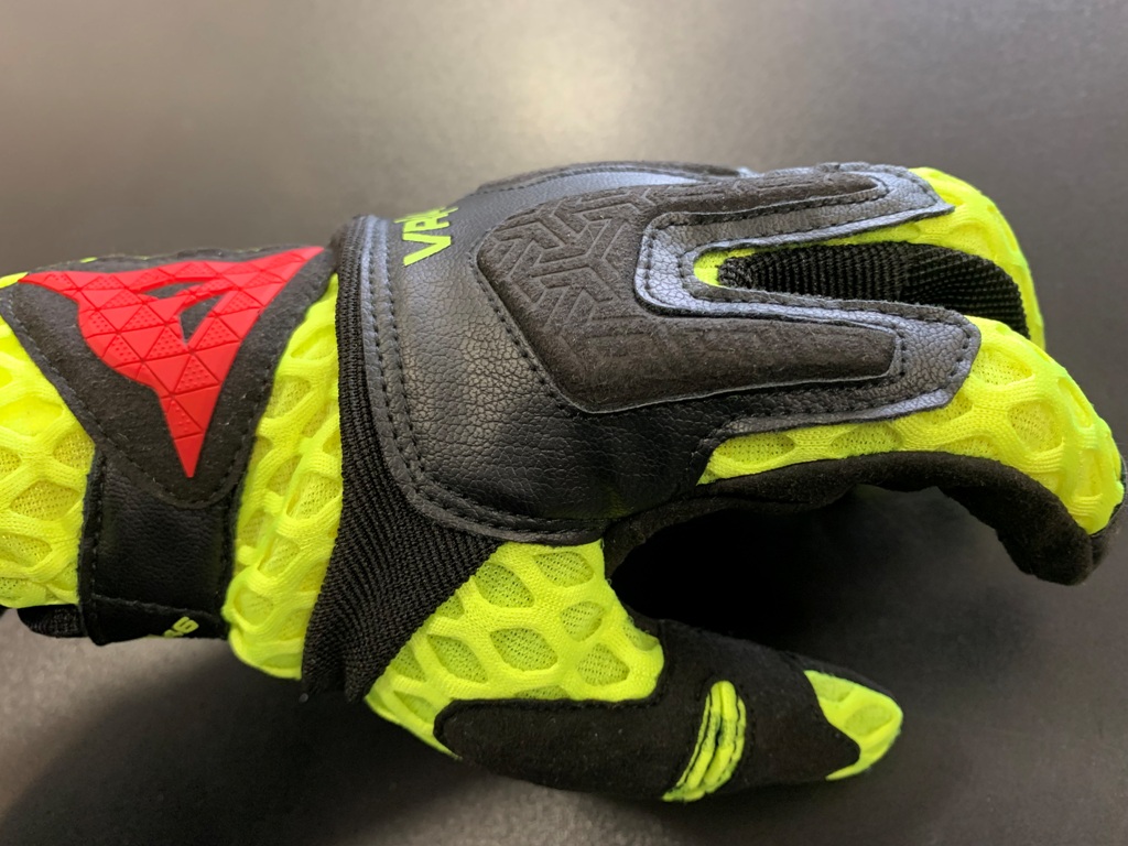 通気性・操作性抜群のメッシュグローブ【VR46 TALENT GLOVES】