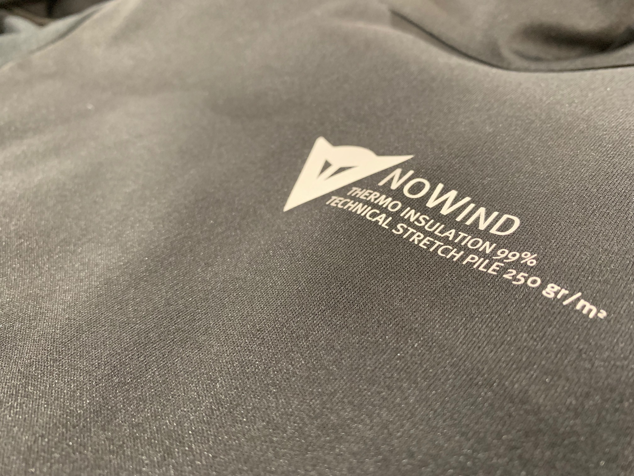 一着で断熱、防風性を備えた大人気のテクニカルインナー【D-MANTLE