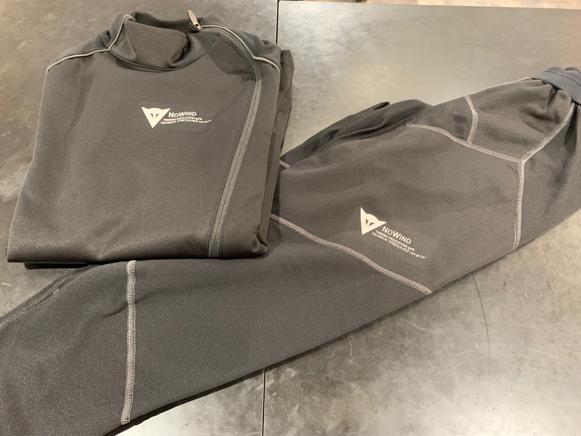 一着で断熱、防風性を備えた大人気のテクニカルインナー【D-MANTLE