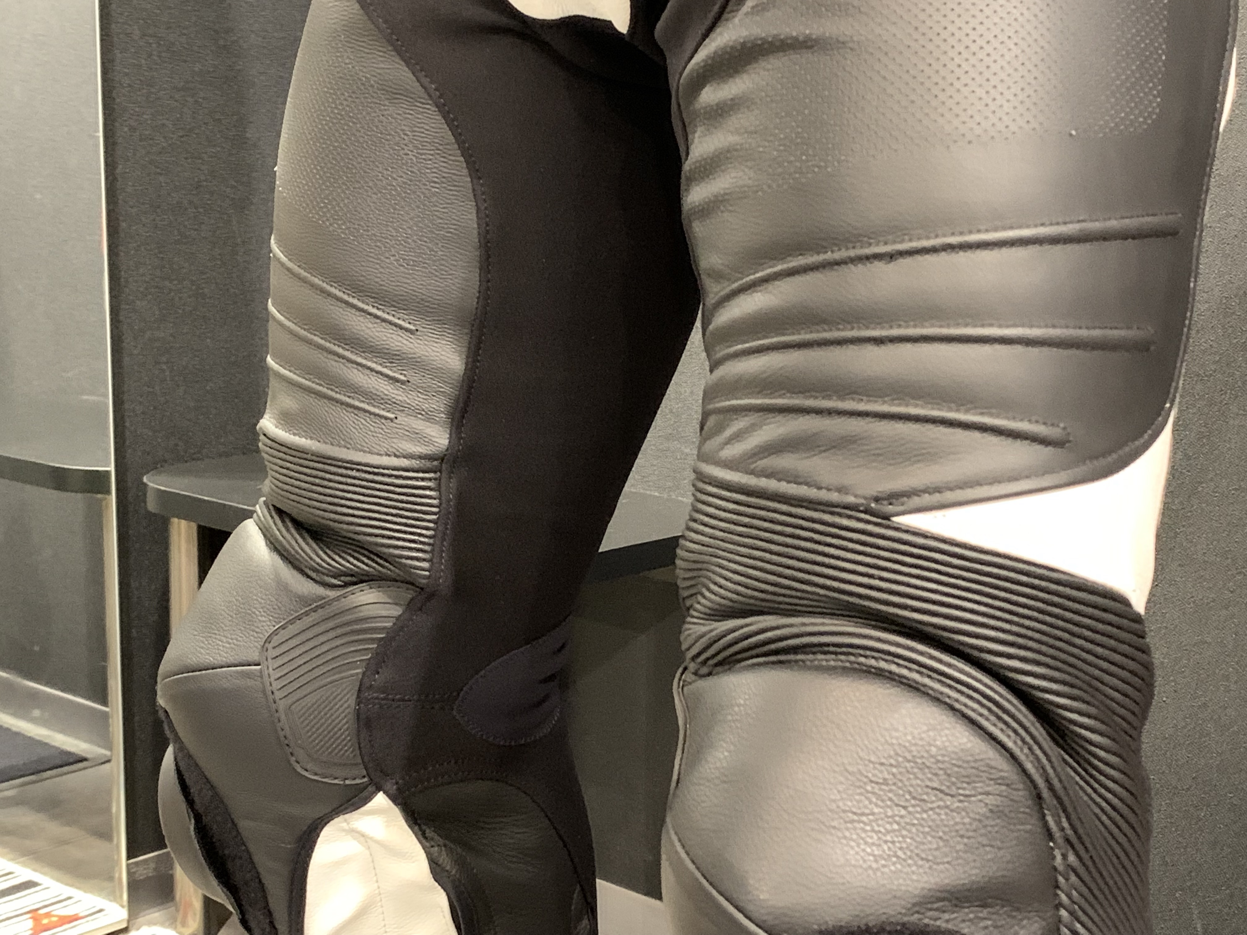 人気のレーシングスーツのサイズ感について