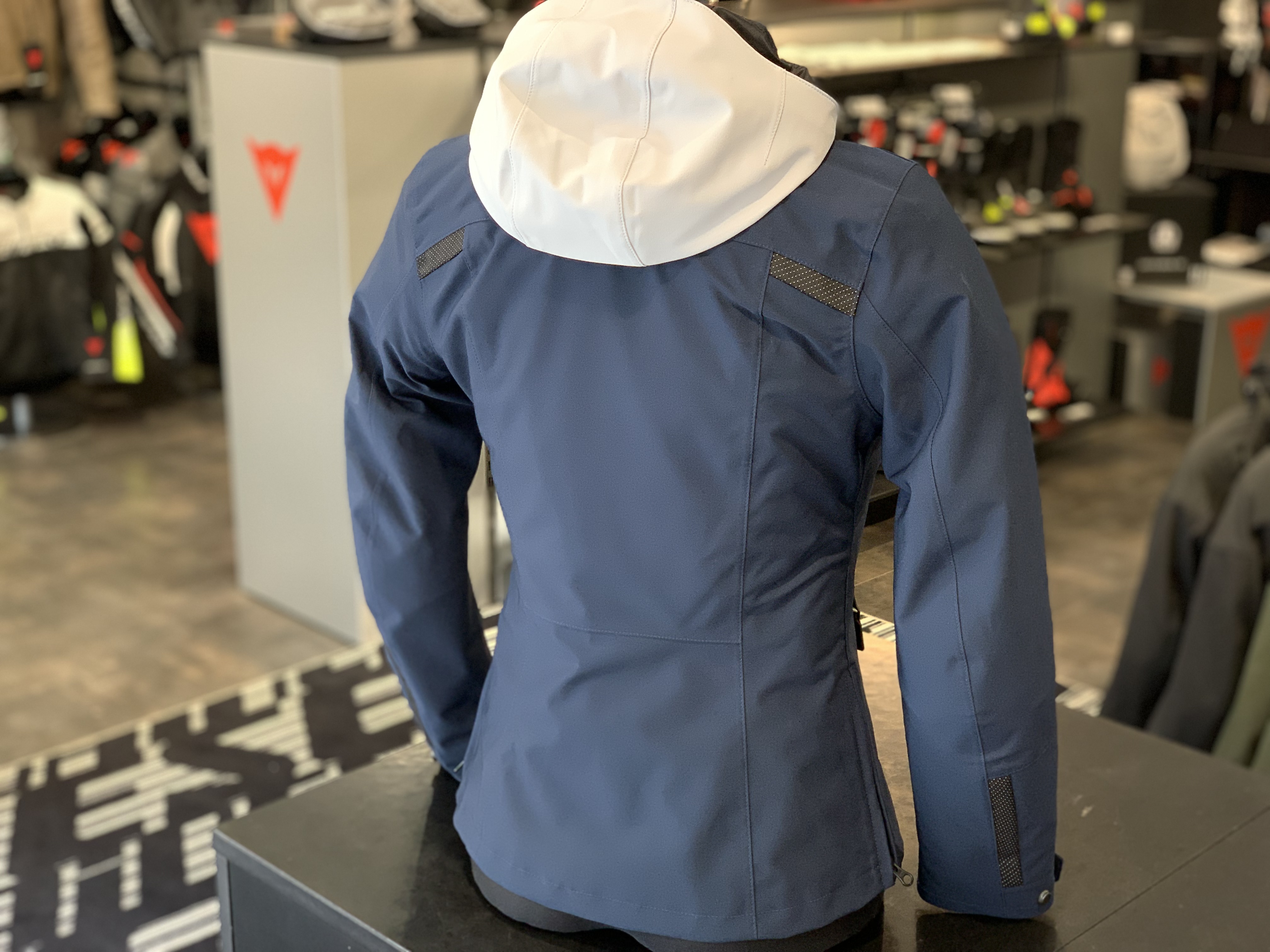 高い保温性を持つ女性ライダーにおすすめの秋冬ジャケットのご紹介