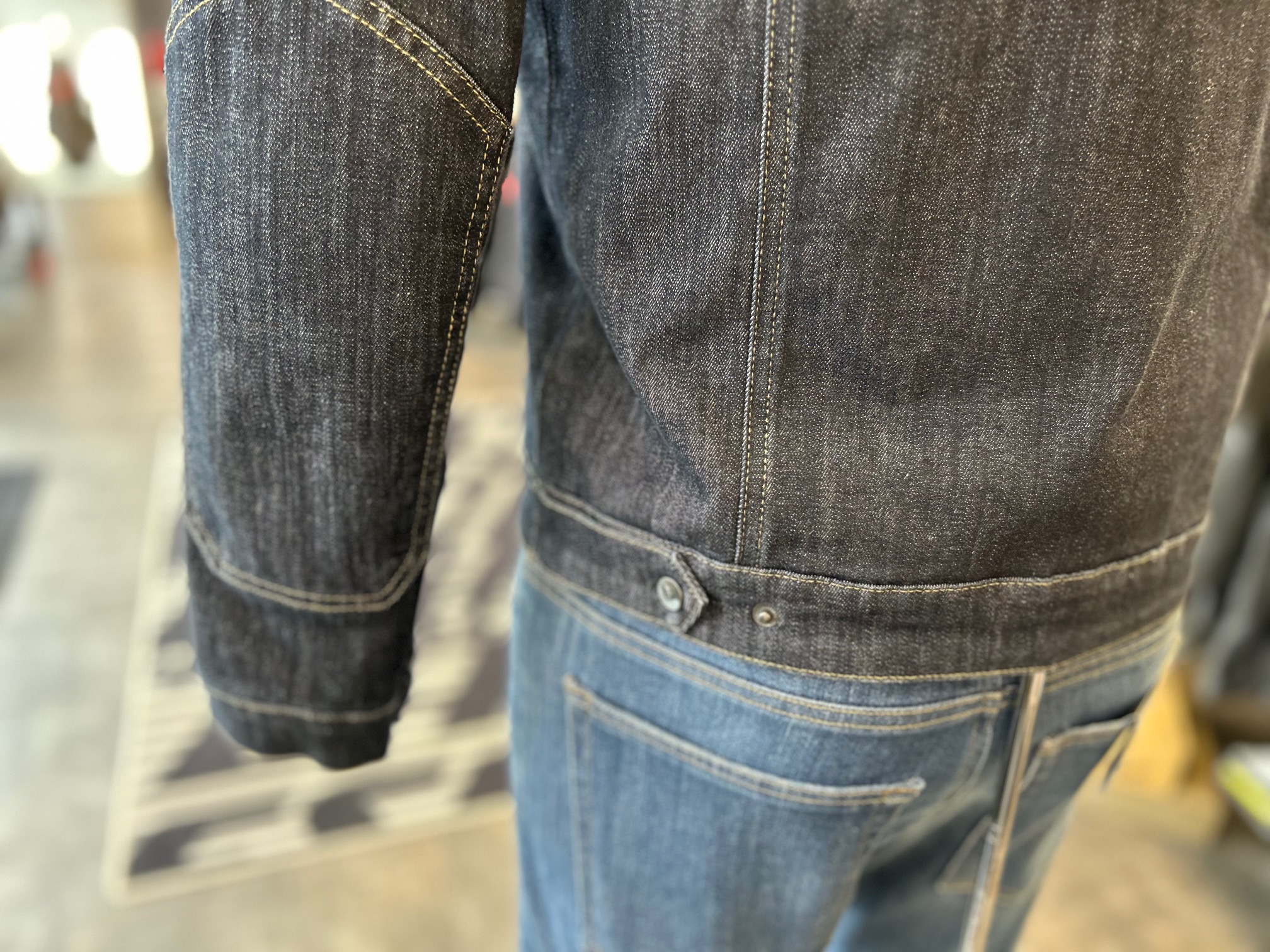 STONE  ダークグレー デニムパンツ カジュアルで快適に履きこなせるお勧めのデニムパンツ【STONE