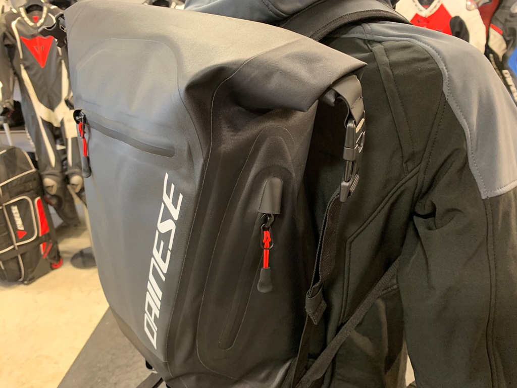 荷物の持ち運びに便利な『BACKPACK』